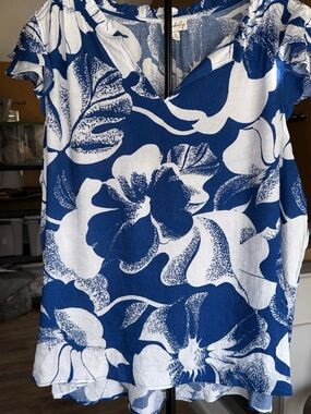 Wonderly Size 2X Blue & White Floral V-Neck Sleeveless Blouse NWT